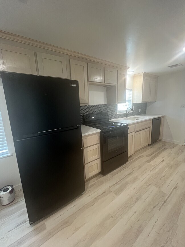 Foto del edificio - 820 N Oak Ave