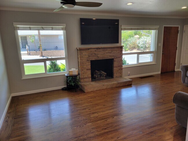 Building Photo - Super Charming Single Level Rancher