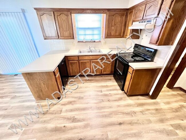 Foto del edificio - Spacious Duplex in Blue Valley-Available N...