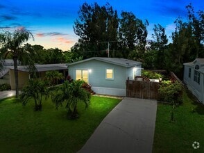 Building Photo - 8011 SE Skylark Ave