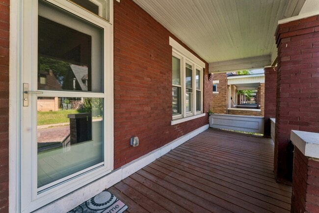 A lovely front porch - 382 Morrison Ave