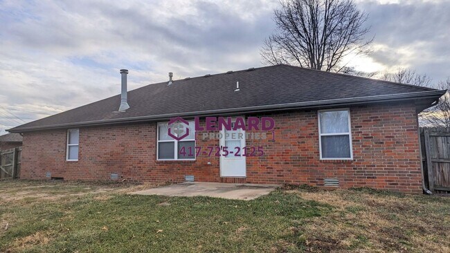 Building Photo - 3 Bedroom Home With Large Fenced Yard!