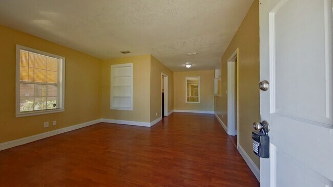 Building Photo - Charming 3Bedroom Northside Home!