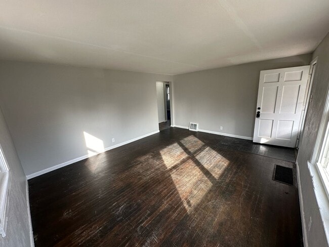Building Photo - 3-Bedroom, 1-Bathroom Home – $1,225/Month | Accepting Section 8