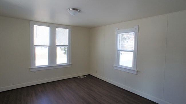 Building Photo - 3 Bedroom Lower Duplex Available April 1st!
