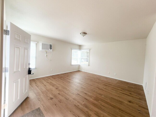 Foto del edificio - Fully Renovated Townhomes! Brand New Stain...