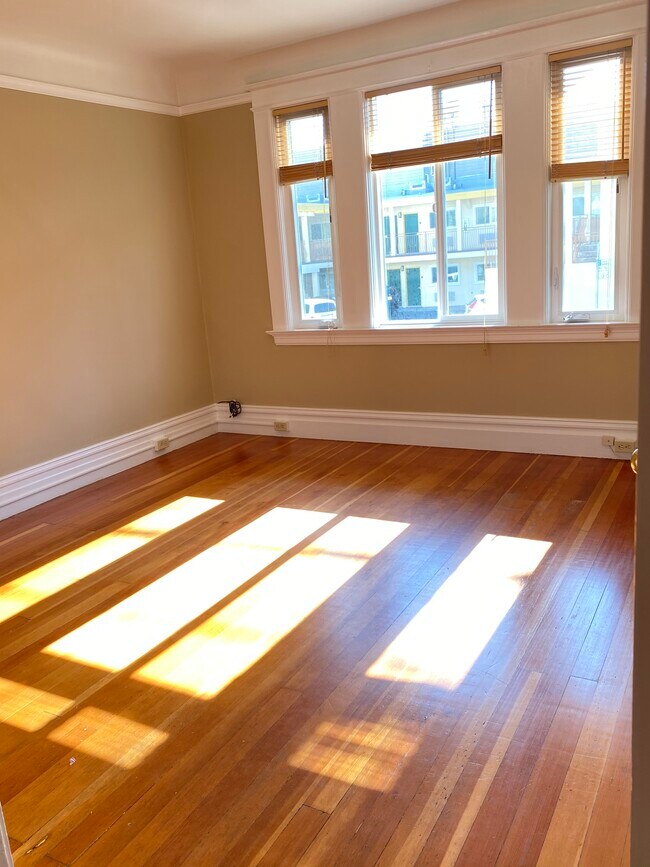 Front Room (facing W) - 3218 Steiner St