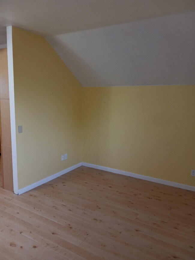 Building Photo - 400 Manzanita Way