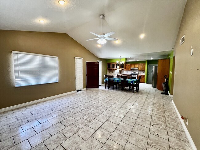 Foto del edificio - 14624 Eston Pl