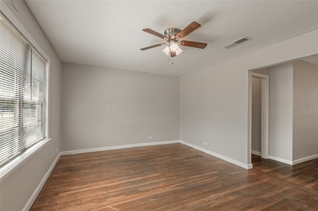 Building Photo - 1528 Ave P