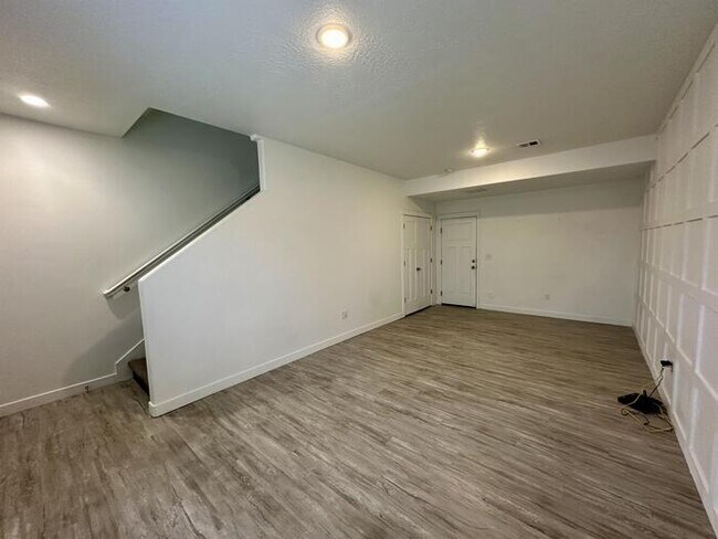 Building Photo - 3 Bedroom Vineyard Townhome