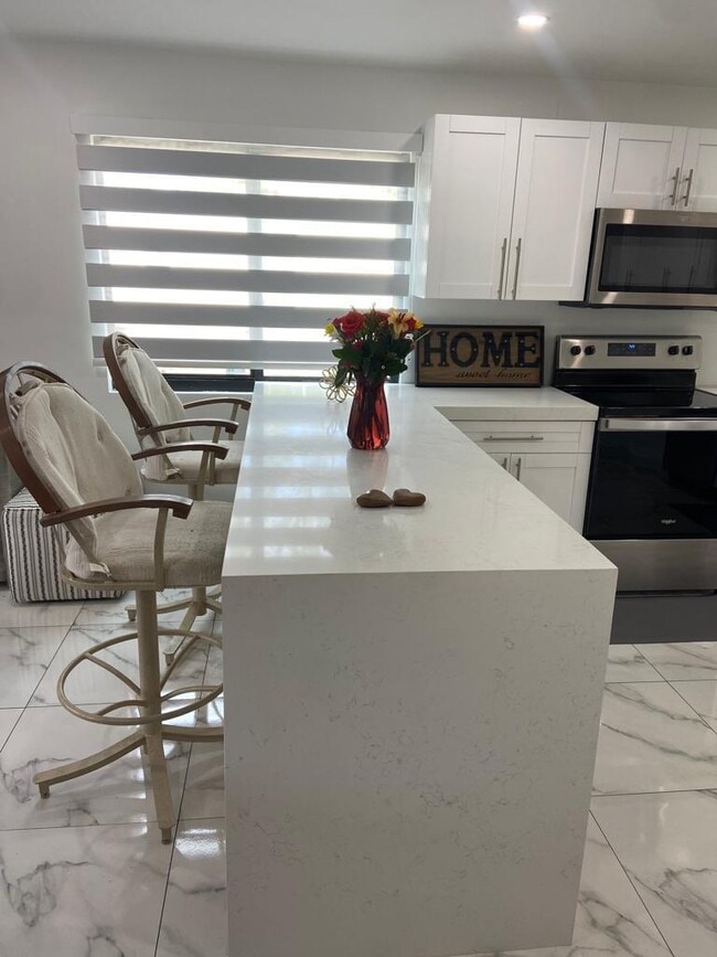 Foto del edificio - 16355 Downers Dr E