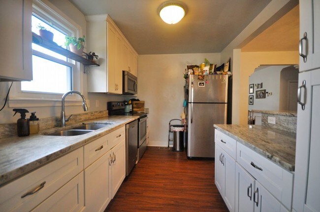 Building Photo - Spacious 4 Bedrooms and Detached Garage