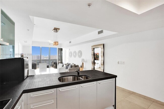 Foto del edificio - 18201 Collins Ave