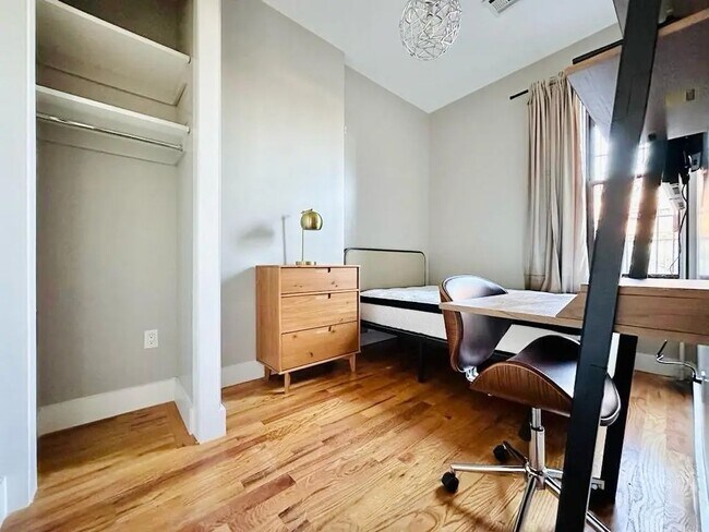 Foto del edificio - Furnished room/NOT APARTMENT
