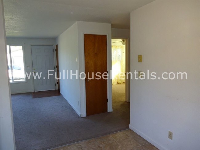 Building Photo - 98 Stults Ave