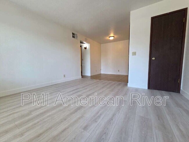 Foto del edificio - 6400 66th Ave
