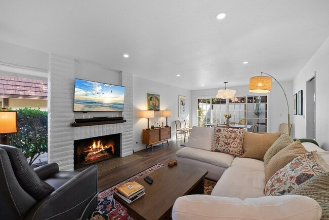 Building Photo - 7 Month Furnished Condo at Collwood Manor