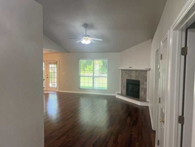 Building Photo - LEASE TERMS NEGOTIABLE Gorgeous 3 Bedroom ...