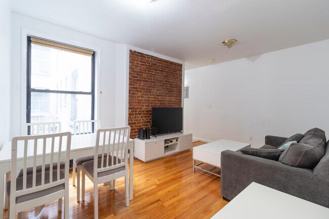 Building Photo - 320 E 93rd St