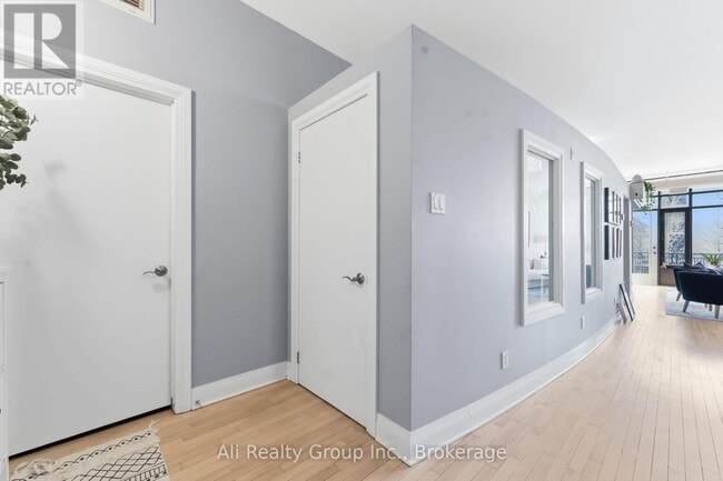 Building Photo - 300 Powell Ave