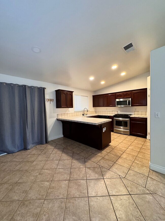 Building Photo - SW Home 3bed 2bath + office space $2300rent/deposit