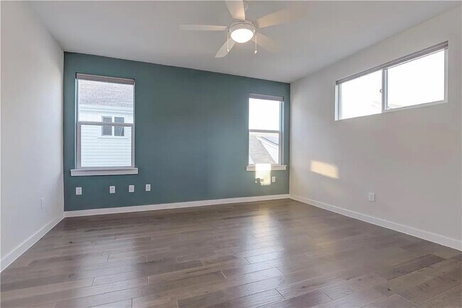 Foto del edificio - 6554 E Lovers Ln