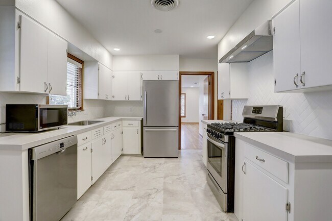 Foto del edificio - 3003 Oak Crest Ave