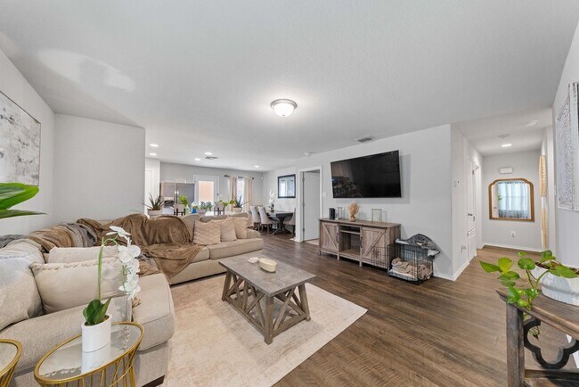 Foto del edificio - Spacious 3-Bed Home with Pool Access, Trails, and Fenced Yard in Converse