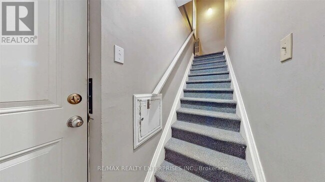 Photo du bâtiment - 255 Lakeshore Rd E