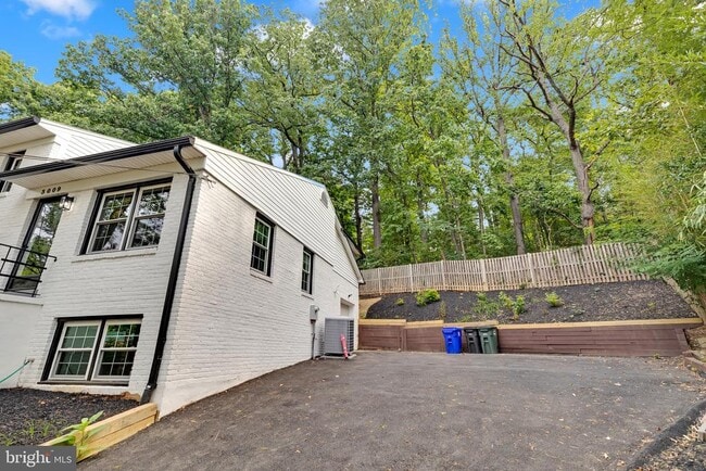 Building Photo - 3009 S Hill St