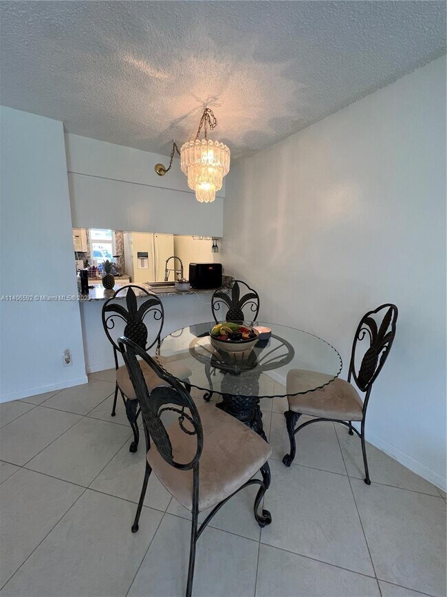 Foto del edificio - 10181 Twin Lakes Dr