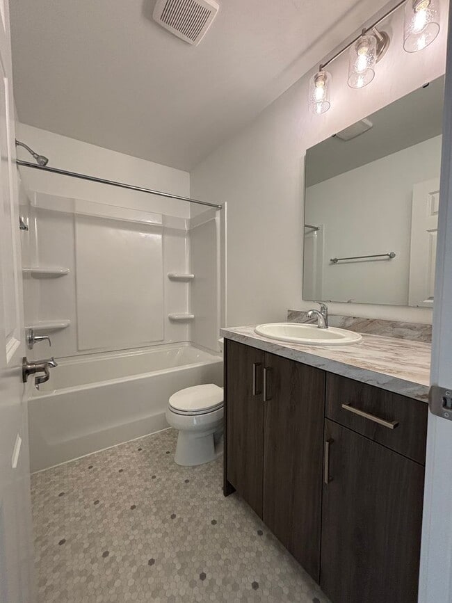 Building Photo - 3 Bed 3 Bath Townhome
