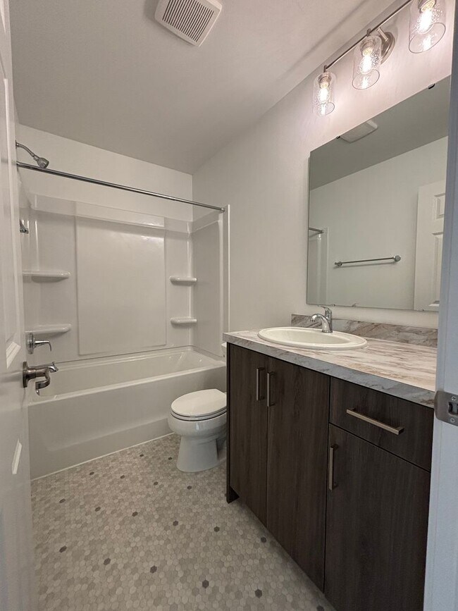 Foto del edificio - 3 Bed 3 Bath Townhome