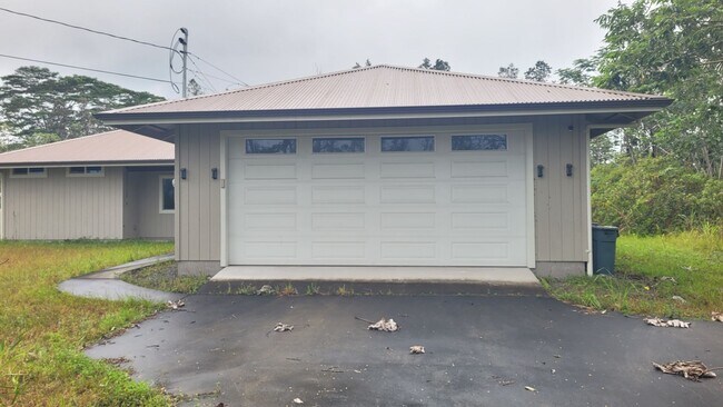 Foto del edificio - This 3-bedroom, 2-bath home in Orchidland Subdivision