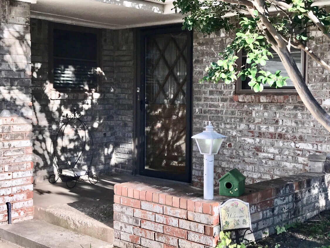 Primary Photo - 3700 N Riverside Dr