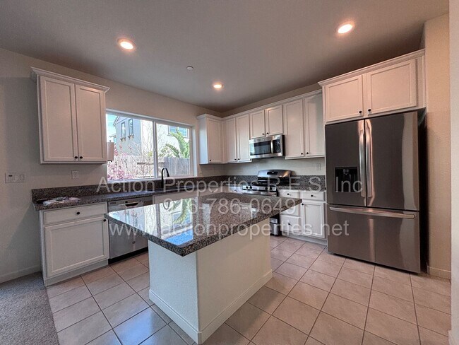 Foto del edificio - West Roseville - Gorgeous 3 Bed, 2.5 Bath Home - Close to Parks, Shopping, and Top Rated Schools!