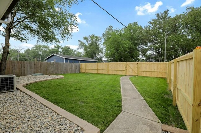 Building Photo - 106 N Lincoln St