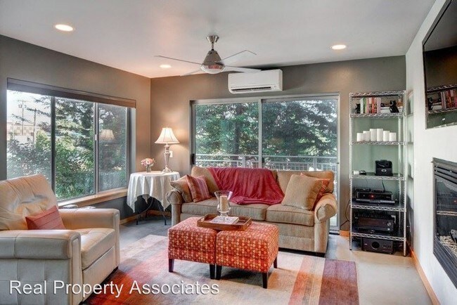 Foto del edificio - 827 NE 66th St