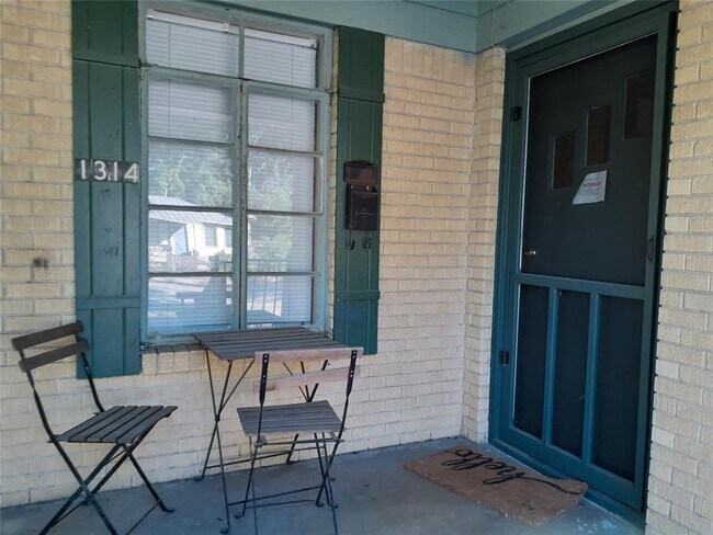 Foto del edificio - 1314 Cullen Ave