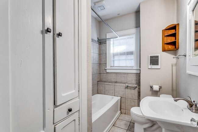 Foto del edificio - Charming 3BR in College Hill – Pet Friendly & Move-In Ready!