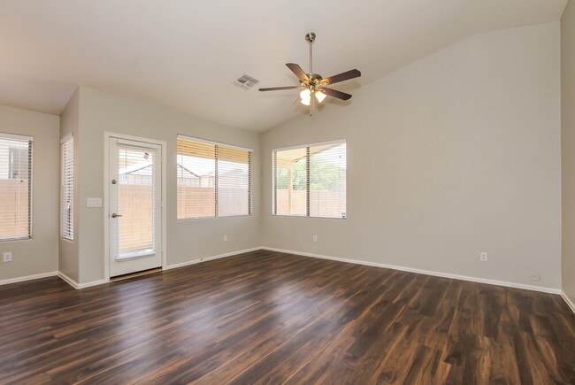 Foto del edificio - 12321 W Marshall Ave