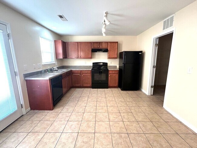 Building Photo - Newer 3BD/2.5 BA home w/ garage in quiet s...