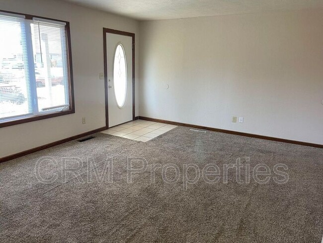 Building Photo - 5800 Mendota Dr