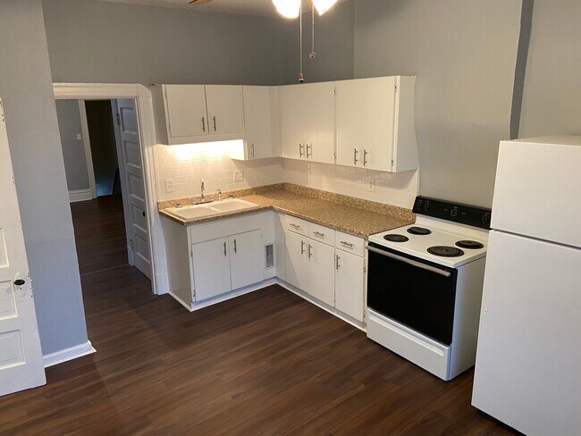 Foto del edificio - 4044 Russell Blvd