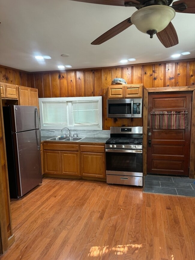 Building Photo - 1204 N Hickory Terrace