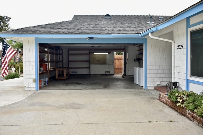 Building Photo - 2027 Fuerte Ln