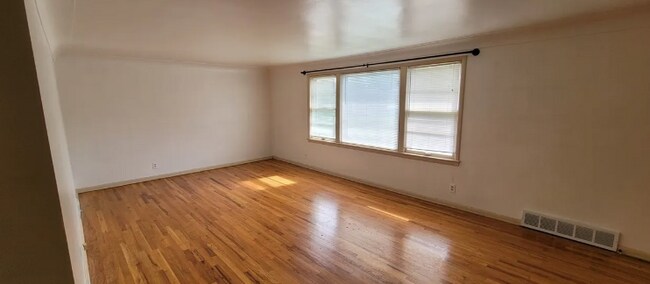 Foto del edificio - 2612 Warrensville Center Rd