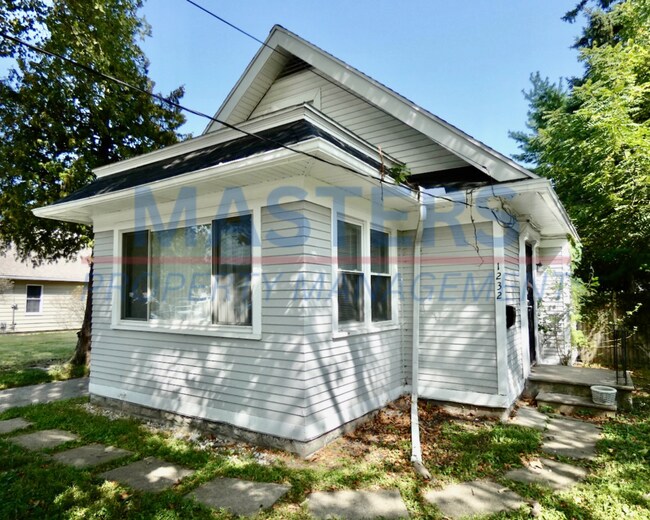 Building Photo - Three Bedroom House