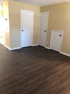 Building Photo - Large 2 Bedroom 1.5 Townhome
